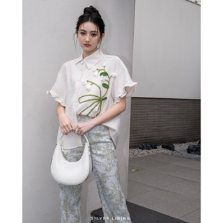😘พร้อมส่ง!! เสื้อแขนสั้นชายระบาย ผ้าดีมากค๊า เป็นคอตตอล เริ่ดสุด💕 ที่อกปักกล้วยไม้นูนๆ