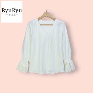 เสื้อ RyuRyu ผ้าโพลีคูล็อตอย่างดี ไซด์ -  M   อก 38 ยาว 24 นิ้ว เสื้อทรงสวยน่ารักมาก คุณหนู แขนแต่งลูกไม้  ผ้าดีทิ้งตัวส