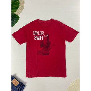 เสื้อยืด Taylor Swift แท้ สีแดง ลายสวยๆ สภาพใหม่ Size M-L