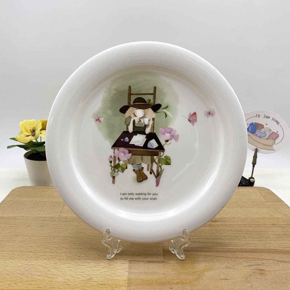 จานลายผู้หญิงนั่งบนเก้าอี้ และมีโต๊ะลายดอกไม้ Arabia Finland , NIKKO