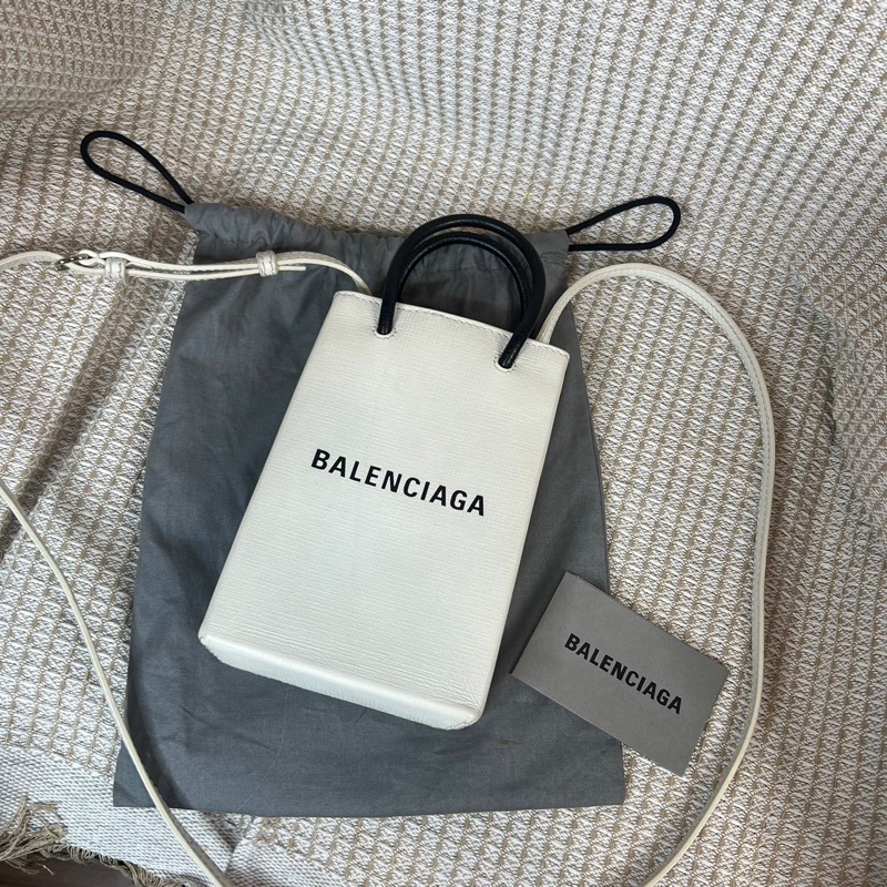 Very good condition‼️ B a l e n c i a g a phone bag ปี 2020 สีขาว สภาพดีค่า ขอบมุมสวย มีรอยใช้งานทั่วไป ภายใน