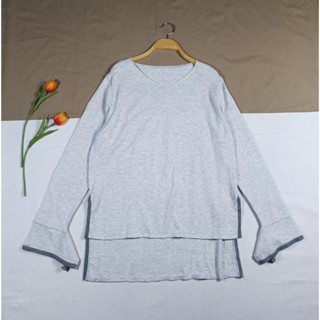 แบรนด์ fua size L ซื้อสเวตเตอร์ไหมพรมสีเทาผ้านิ่มมากๆค่ะหน้าสั้นหลังยาว ปลายแขนแต่งแฟชั่น อกหน้าผ้า 44