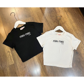 ▶️New-in เสื้อครอปแขนสั้น ปัก miumiu ลำลอง