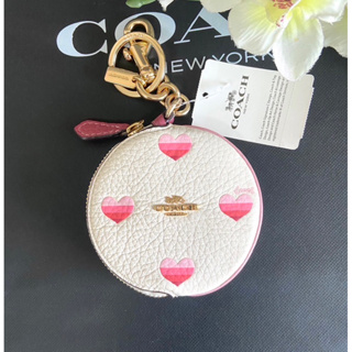 พวงกุญแจ กระเป๋าใส่เหรียญ Coach Circular Coin Pouch With Heart Print CA044 สีขาว ทรงกลม ลายหัวใจ