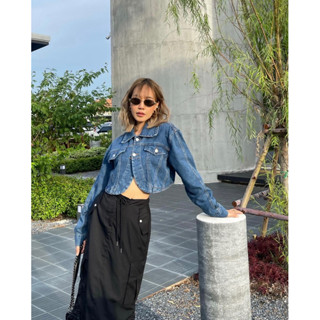 MARC DENIM CROPPED JACKET ปลายโค้ง เเบบชิคๆ