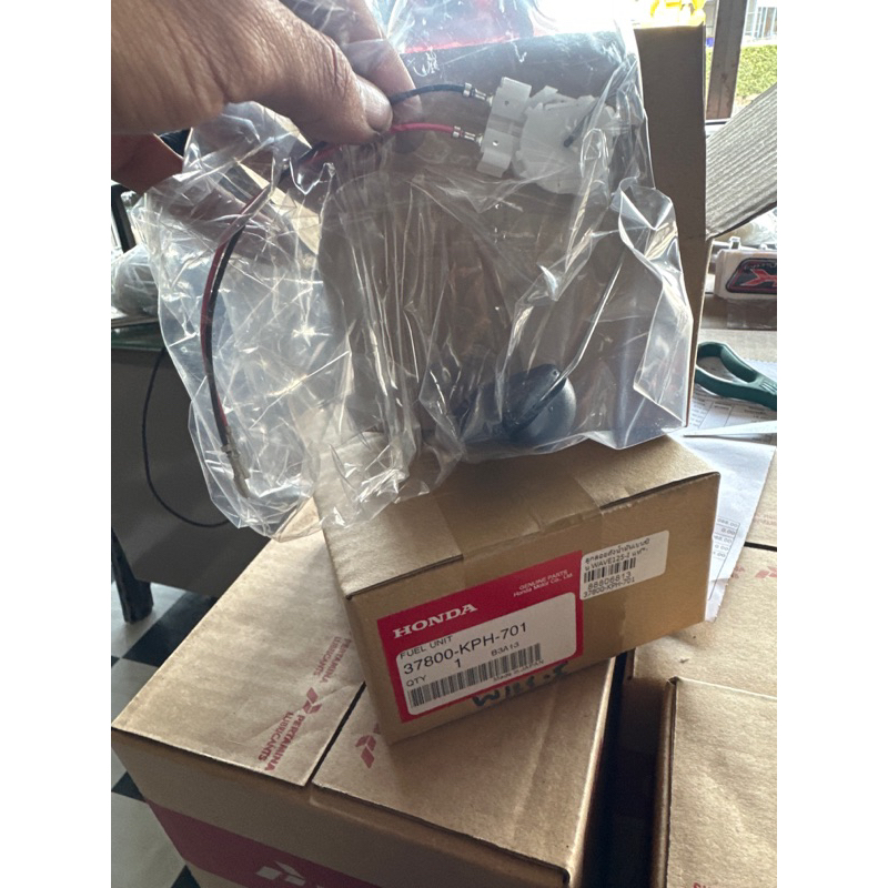 (Wave 125 i ปี 2005) ชุดลูกลอยวัดระดับน้ำมันเชื้อเพลิง Honda Wave 125 i รุ่นไฟเลี้ยวบังลม แท้ 37800-