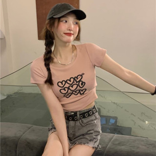 พร้อมส่ง เสื้อยืดคอกลมแขนสั้นสีชมพู ทรงเข้ารูป ทรงครอป ดีเทลมีงานสกรีนลายด้านหน้า ผ้าคอตตอนยืดร่อง งานป้ายคุณภาพดีค่ะ