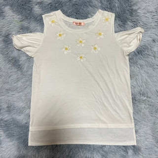 ส่งต่อเสื้อยืดลายดอกไม้