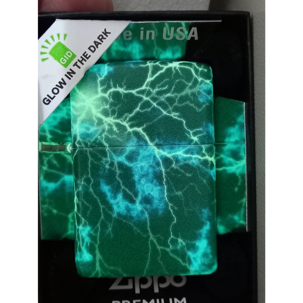 ZIPPO 48610 LIGHTNING DESIGN GLOW IN THE DARK GREEN 540 COLOR  ZIPPO PREMIUM   ผิวเรืองแสง  ลายแบบสกรีน  ต่อเนื่องรอบตัว