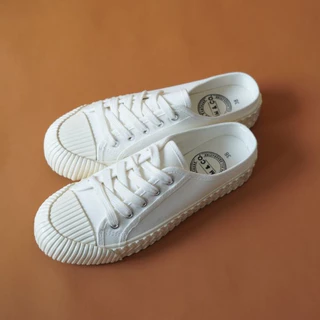 KIM&CO. Rainy(KF016W) รองเท้าผ้าใบแฟชั่นผู้หญิงสีขาวเปิดส้น สไตล์มินิมอล บิดงอได้ 180 องศา