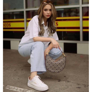 กระเป๋าสะพายสุดคลาสสิค รุ่นที่เหล่าคนดัง ดารา สะพายกันเยอะมาก  ลายซิกเนเจอร์ รูปทรง ครึ่งวงกลมเพรียวบาง ซับในผ้านุ่ม