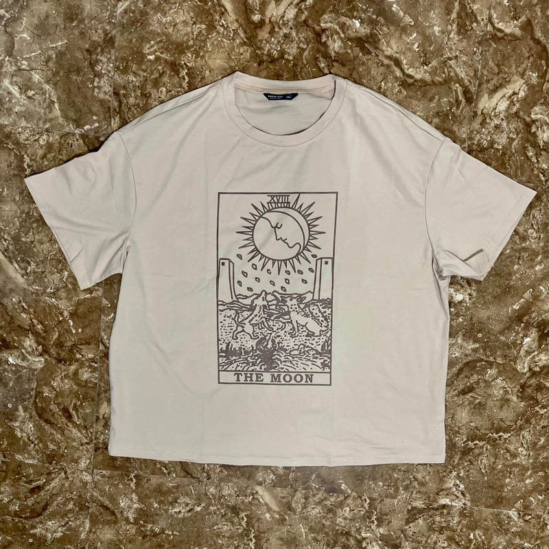 Shein เสื้อยืดลาย the moon สีครีม size 0XL (มือ 1)