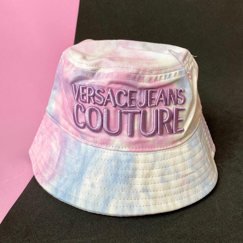 หมวกบัคเก็ต VERSACE JEANS bucket hat มือ1 สีพาสเทล ปักด้ายโลโก้ สีม่วงpastel size S หมวกเวอร์ซาเช่ ย