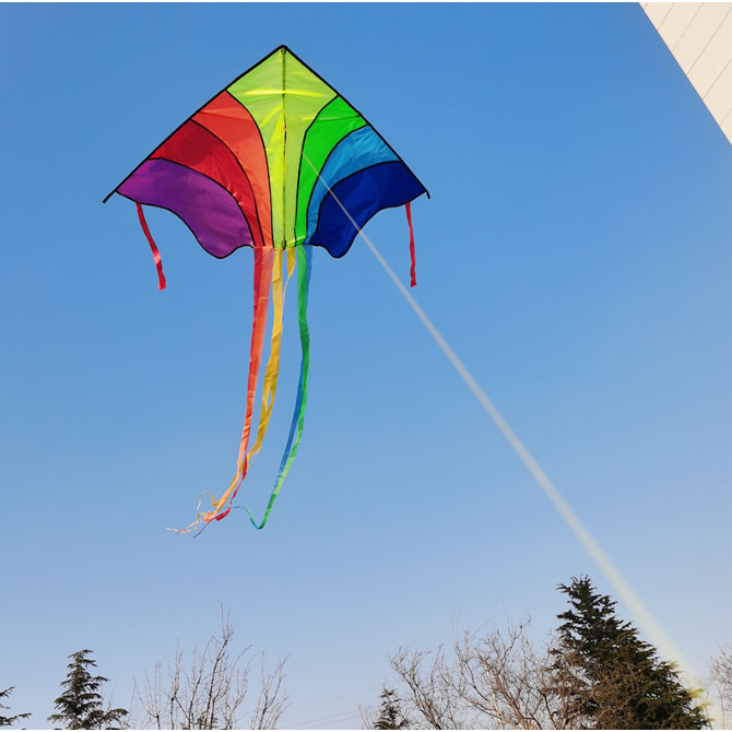 (พร้อมส่ง)ว่าว สามเหลี่ยม7สี ขนาด 1.5 เมตร บินลอยดีเยี่ยม พร้อมเชือกแถม 50 เมตร สินค้าพร้อมส่ง จากไทย