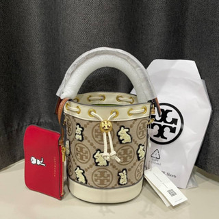 TORY BURCH MINI T MONOGRAM EMBROIDERED RABBIT BUCKET BAG WITH LETAHER SMALL WALLET กระเป๋าถือ ทรงขนมจีบ บักเก็ต