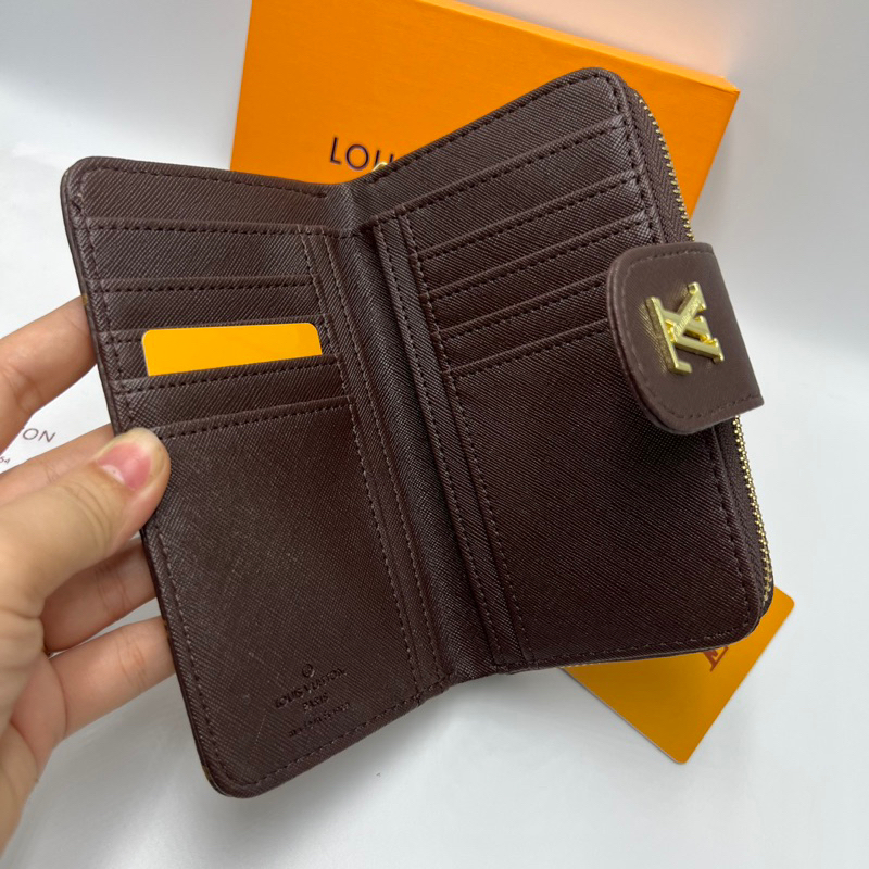 กระเป๋าสตางค์ รุ่น2in1 มีช่องใส่บัตรมีช่องใส่แบงค์ได้ไม่ต้องพับมีช่องซิปใช้งานเหมาะสำหรับคุณผู้หญิงใส่ได้ครบมีอุปกรณ์ให้