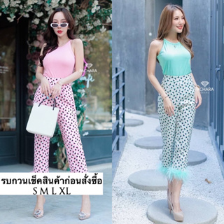 เซ็ต 2 ชิ้น เสื้อเว้าไหล่สีเขียว เนื้อผ้ายืดหยุ่นสวมใส่สบาย แมทช์คู่กับกางเกง 9 ส่วนเอวสูง ปลายขาแต่งขนนกแท้ฟูๆ