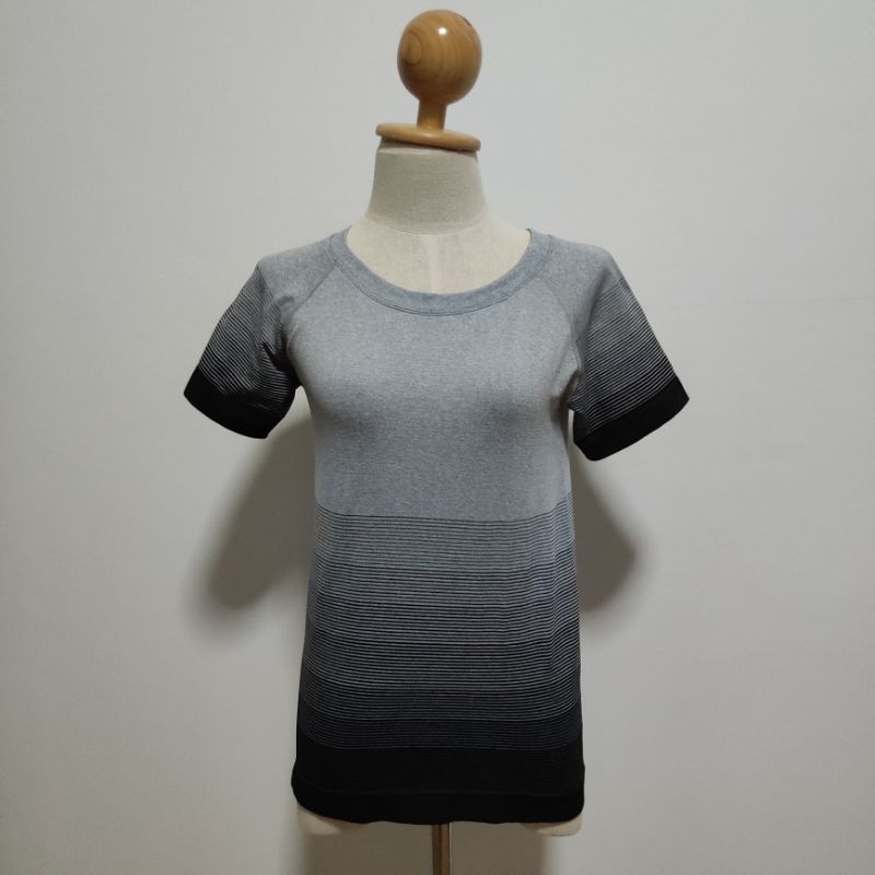 เสื้อกีฬา อก 38" ราคา 100 บาท