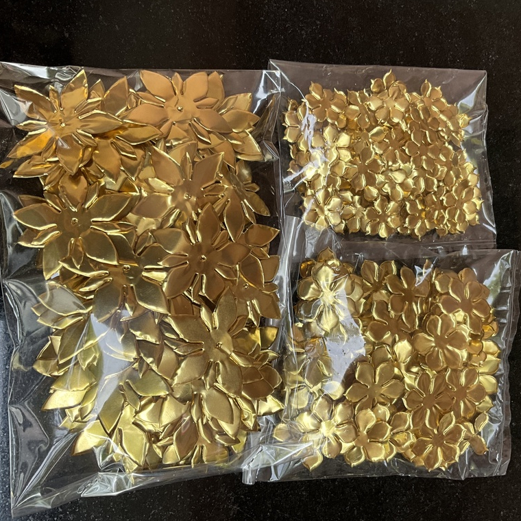 หายาก ดอกหกกลีบทอง ขนาด เล็ก 2.5 ซม ใหญ่ 3 ซม และ ขั้วชบาทอง 5 ซม มีสีทองแดง แผ่นทองเหลืองแท้ ถุงละ 100 ดอก  ของแท้ ✅