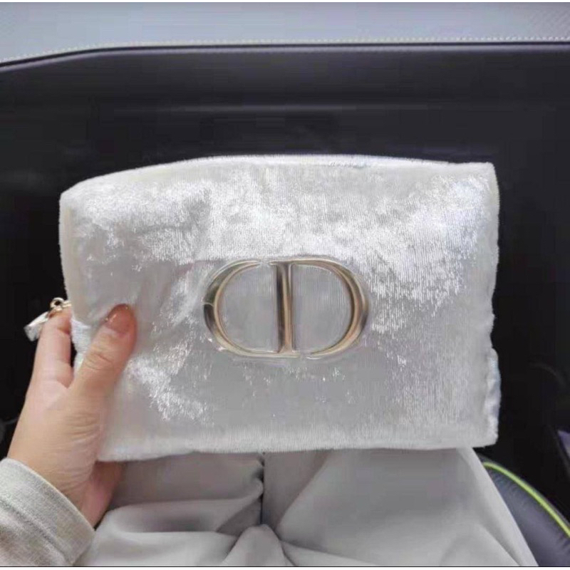 พร้อมส่ง*ของแท้* Dior กระเป๋าเครื่องสำอาง ทรงสี่เหลี่ยม ผ้าเลื่อมขาว