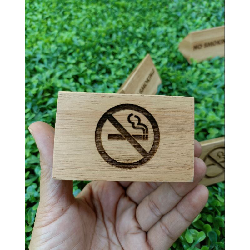 ป้ายตั้งโต๊ะไม้ ป้ายไม้ทรงสามเหลี่ยม ป้ายห้ามสูบบุหรี่ ป้ายตั้งโต๊ะ ทำจากไม้ยางพารา 5x5x8cm.(เลเซอร์ตามสั่งได้ค่ะ)