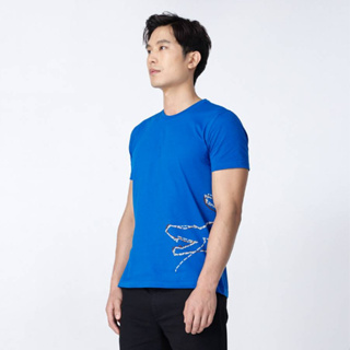 PERFORMANCE BLUE CUSTOM FIT CREW NECK T-SHIRT WITH GRAPHIC PRINT เสื้อยืดคอกลมสีน้ำเงินลายกราฟฟิค ทร