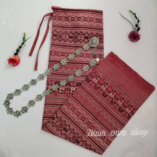 ผ้าถุงสำเร็จรูปพร้อมใส่ แบบผูกเชือก เป็นเซตผ้าถุงคู่เข็มขัดสีรมดำ ผ้าถุงงานบุญ ผ้าถุงลายไทย