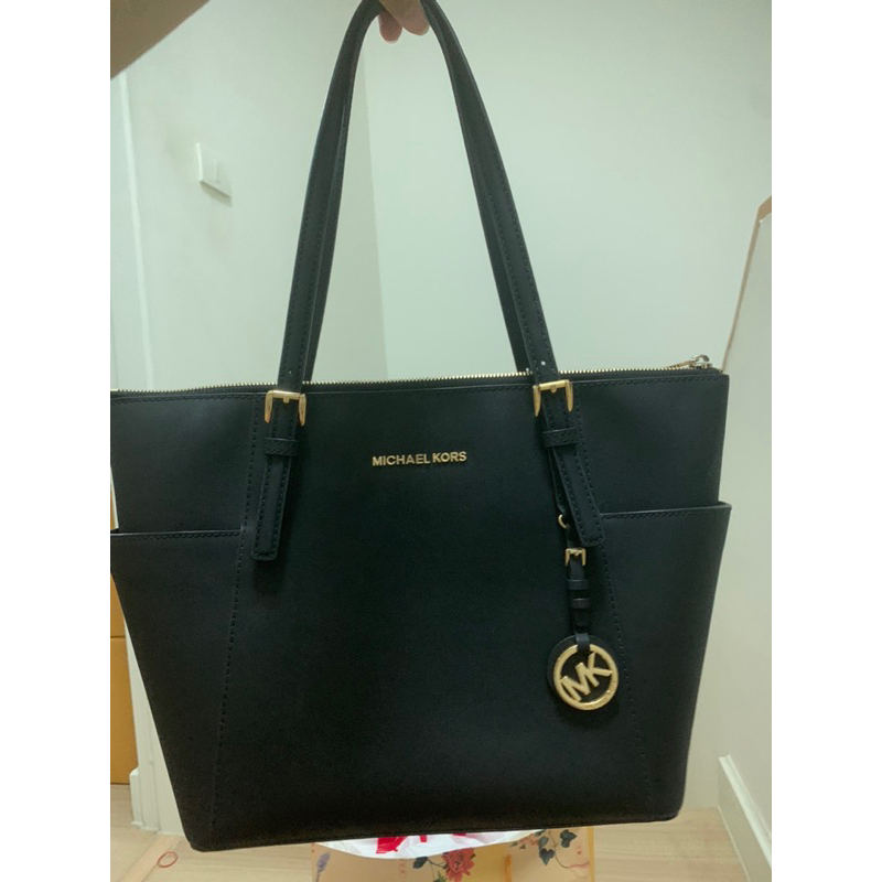 ส่งฟรีค่ะ MICHAEL KORS TRAPEZE SHOULDER BAGสีดำ