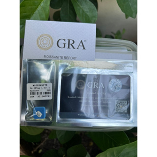 GRA Moissanite เพชรสี่เหลี่ยมมรกต(1 เม็ด น้ำหนัก 1 กะรัต) เพชร โมซาไนท์ เพชร โมอีส มีตัวเลขเลเซอร์ ใบเซอร์ะอยู่ในซีน