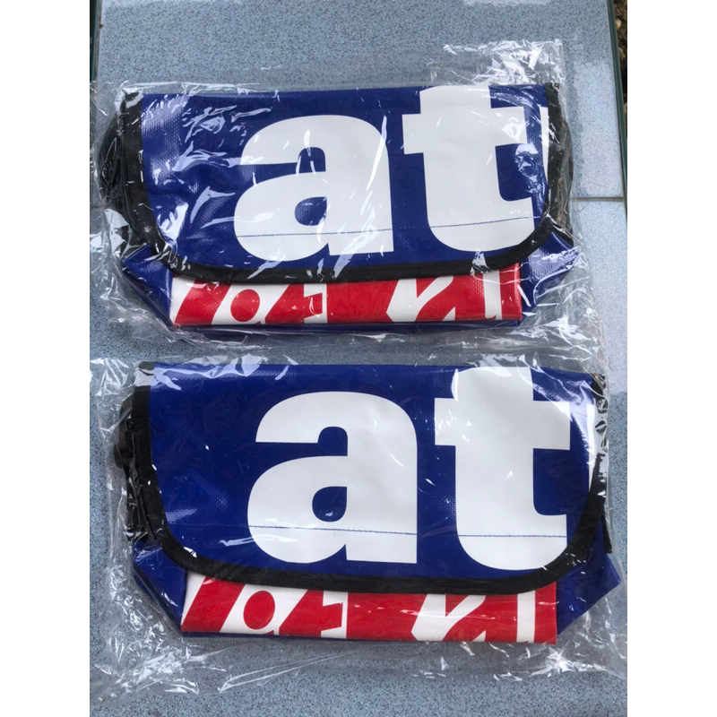 กระเป๋า Kitkat atmos สีน้ำเงิน มือ1ไม่ผ่านการใช้งาน ไม่มีกล่อง