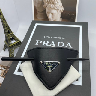 พร้อมส่งในไทย 👍 PRADA Black Leather Hair Clip  ปิ่นปักผม โลโก้ปราด้า หนังสีดำ  พร้อมจัดส่ง ราคาเบาๆ