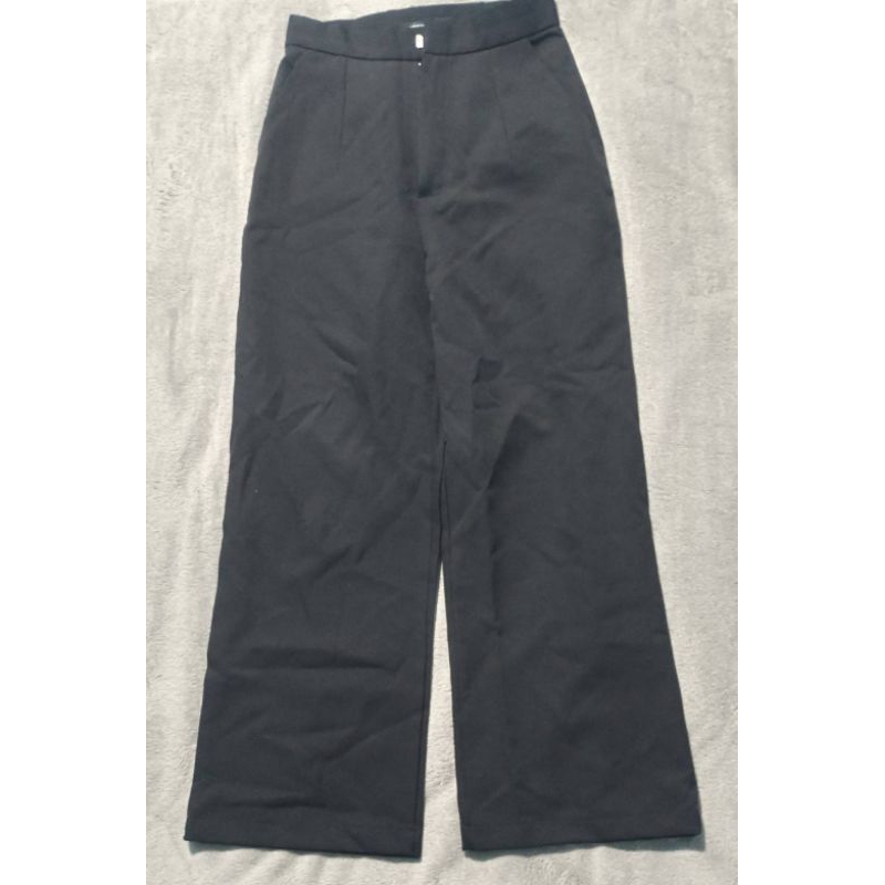 กางเกงขายาวสีดำ ทรงกระบอกใหญ่ มีกระเป๋า2ข้าง  ป้าย Jiffy Shop