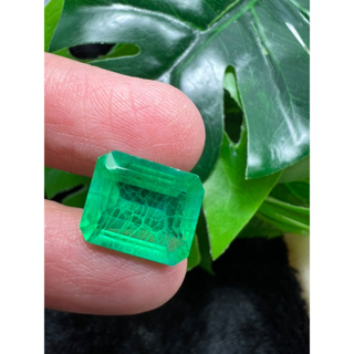 columbian green emerald size 11x14 mm weight 11.90 carats