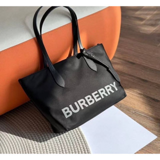 Burberry Black Printed Logo Econyl Tote Shoulder Bag พร้อมส่งค่ะ สินค้าพร้อมส่งงานดีสุด   ขนาด 16 x9.5 นิ้วค่ะ*