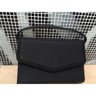 กระเป๋าถือ สีดำ สามารถถอดสายหูได้ ขนาด 5x16x24 ซม 100 บาท