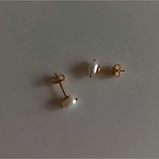 grumpy, oval pearl stud (ราคาต่อข้าง/cost per piece)