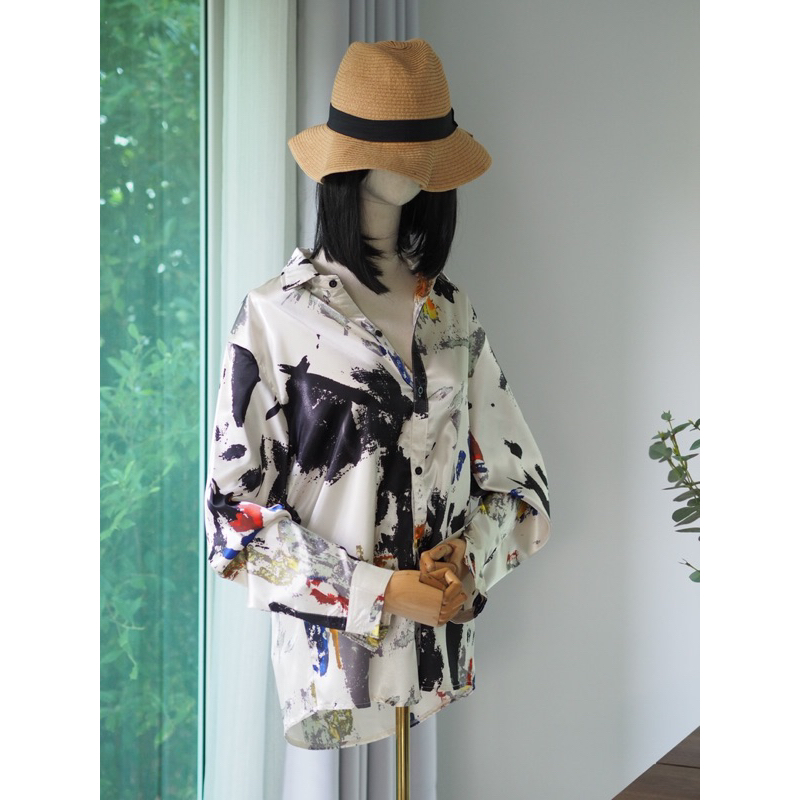 เสื้อเชิ้ตโอเวอร์ไซส์ เนื้อผ้าซาติน มันเงา ลายกราฟฟิก ทรงสวย สภาพดี รูปถ่ายจากสินค้า