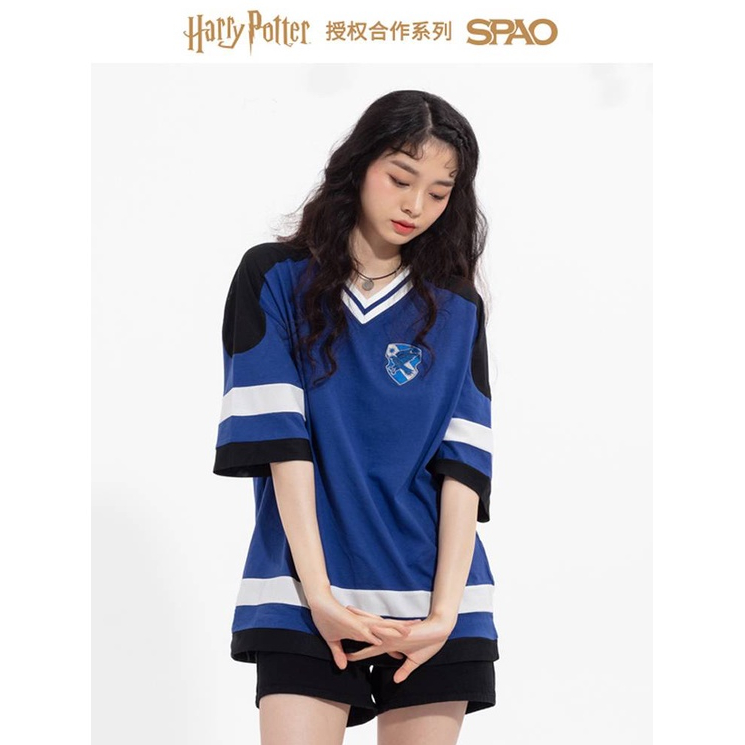 [พร้อมส่ง]SPAO x Harry Potter เสื้อยืด oversize คอวีสไตล์กีฬา แฮร์รี่พอตเตอร์