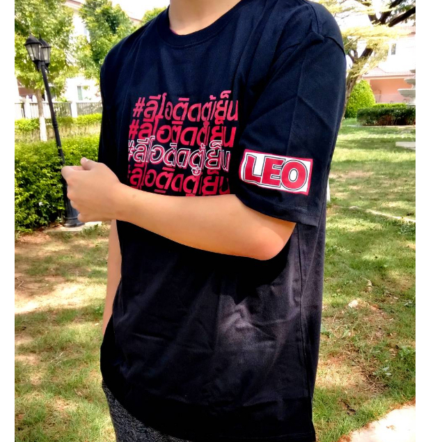 เสื้อยืดคอกลมลีโอ  สีดำและสีแดง (ราคาต่อตัว)