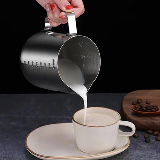 เหยือกตีฟองนม ถ้วยตีฟองนม สแตนเลส304 Milk Pitcher แก้วพิชเชอร์ แก้วตีฟองนม Latte Art สีเงิน 350/600ML มีสเกลวัด