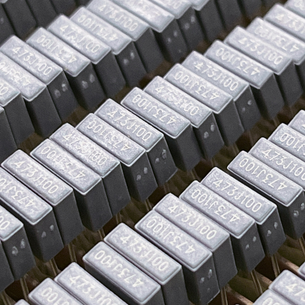 [🌟จำนวน 100ตัว🌟] C. Poly โพลี 100v. ตัวสีเทา ค่า 473 , 473J100