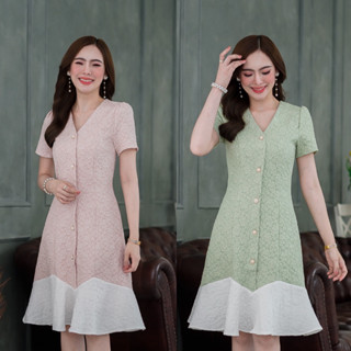 เดรสทูโทน เป็นผ้าปั๊มลายดอกนูน สวยมีมิติ ดีไซน์สวย งานออกแบบของทางร้าน ใส่ได้เป็น every day look สวยหวานเรียบง่าย