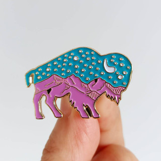 เข็มกลัด / หมุดโลหะ วัวกระทิงลายภูเขาและท้องฟ้าตอนกลางคืน Starry Night Bison Mountain Peak 🐂🏞☄🌠 (Hard Enamel Pin)