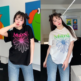 T-SHIRT 🌼  เสื้อยืดคอกลมแขนสั้น ลายยอดฮิตของแบรนMardi ดาราใส่กันเยอะมากก ตัวนี้แมทซ์ง่าย สวยเก๋ ดีเทล เนื้อผ้านุ่ม