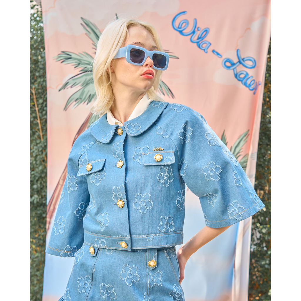 Wila-BLOSSOM DENIM JACKETเสื้อแจ็คเก็ตยีนส์สีฟ้าทอลายLemon Blossom ตัวสั้น คอกลม ปกคอบัว แขนสั้นโค้ง