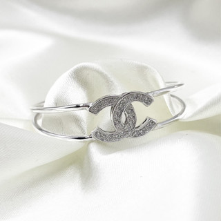 กำไล CC ประดับเพชร ตัวเรือนเงินแท้ปั๊ม 925 กำไลเงินแฟชั่น : 925 Sterling Silver CC Bangle [GSPCZ0238]