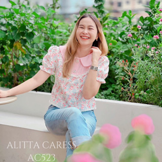 ALITTA CARESS AC523 เสื้อลายดอก ปกสีชมพู สุดน่ารัก เสื้อมีกุ้นตะเข็บ ตัดเย็บดีมาก ตรงปกแต่งตีเกร็ต ดูเรียบหรู น่ารักมาก