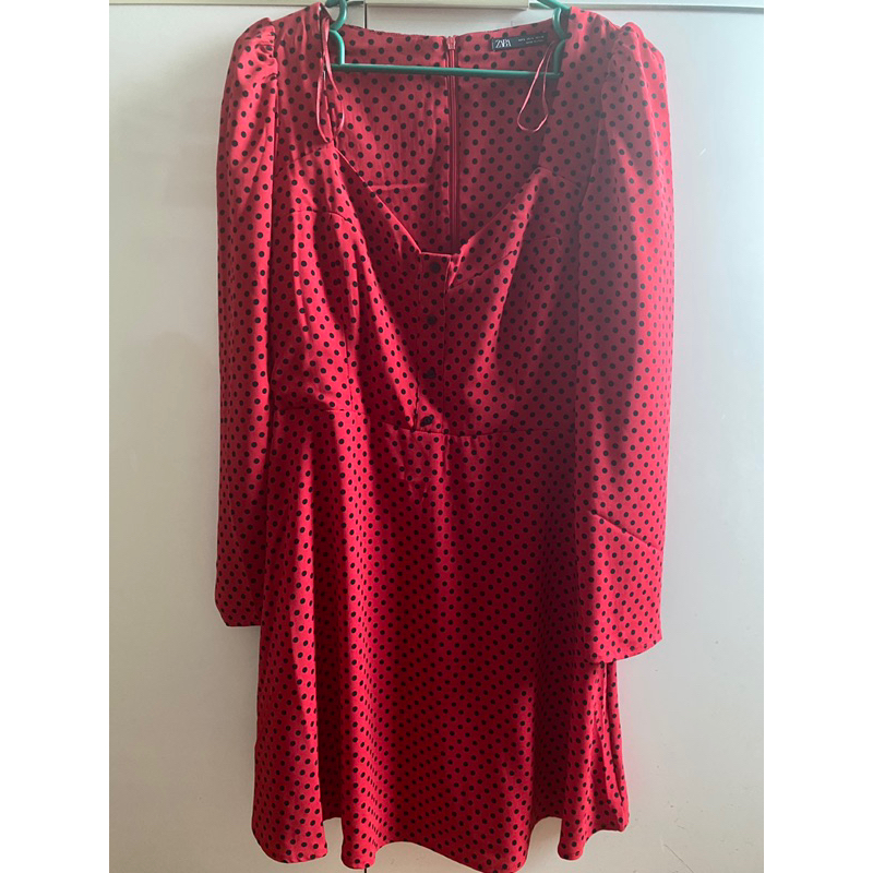 Zara Dress size L สีแดงลายจุด ซื้อไปเหมือนได้ใหม่ แม่ค้าใส่ครั้งเดียวค่ะ