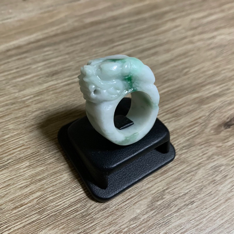 แหวนหยกพม่า (Jadeite Type A) เนื้อเทียน สีขาวแต้มเขียวลายมอส แกะสลักรูปทรงมังกรจีน ไซส์ 50