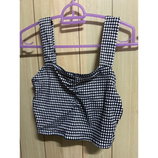 ส่งต่อเสื้อครอปสายเดี่ยว ลายตาราง จั้มอกนิดๆน่ารักมากๆค่ะ